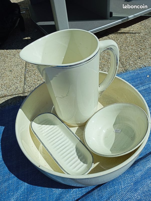 Ensemble De Toilette En Faïence Vert : Broc, Cuvette, Porte-savon Et Porte-peigne