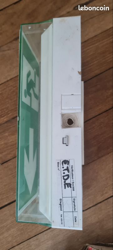 VENDU Indicateur sortie de secours 2 pièces BAES Pictogrammes universel Fixation murale Legrand Réf 625 25 Évacuation Issue NF Ampoules 45 lm 1h Performance Sati 230 V 50 / 60 Hz Panneaux lumineux (image 13)