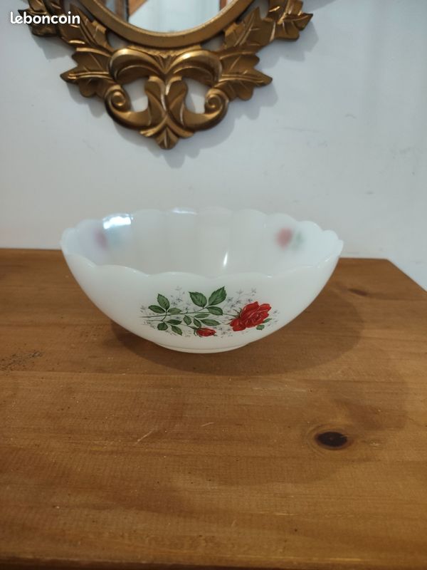 Saladier Arcopal vintage opaline blanche motif rose rouge - 23 cm (image 1)