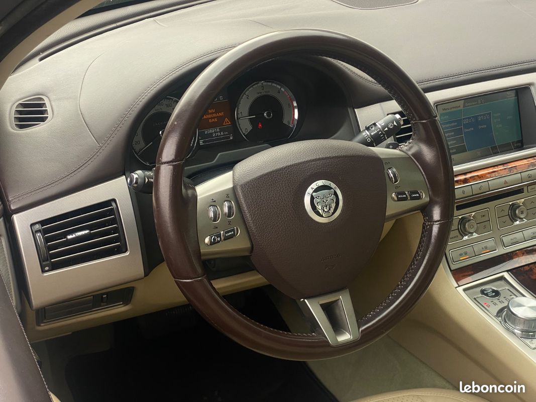 Jaguar XF 3.0 V6 275 Ch Diesel S Portfolio / TOIT OUVRANT / CAMÉRA DE RECUL / RÉGULATEUR DE VITESSE / SIÈGES ÉLÈCTRIQUES / FULL ENTRETIENS (image 8)