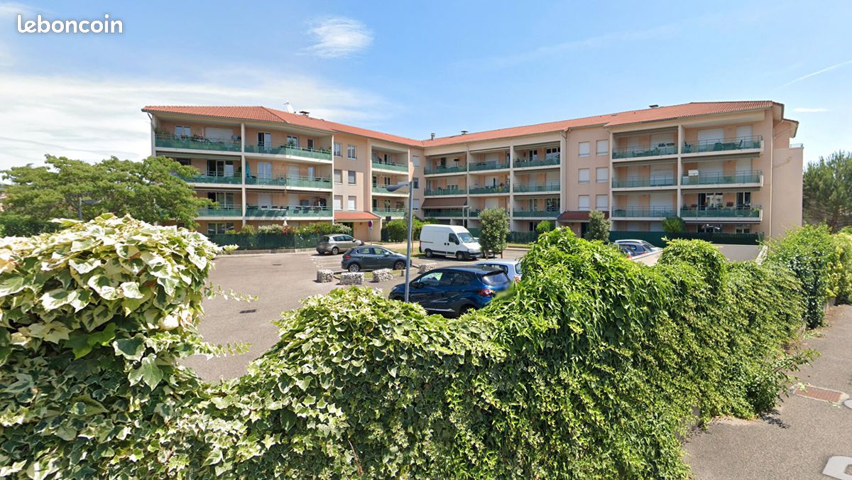 Appartement 1 pièce 30 m² · à Saint-Genis-Laval · 30 m² · 650 €
