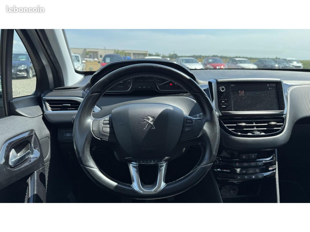 PEUGEOT 208 1.2i 12V - 82 Style (image 26)