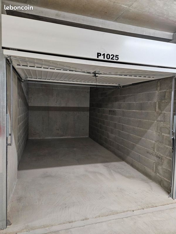 Garages fermés – Résidence sécurisée centre-ville de Gex (image 1)