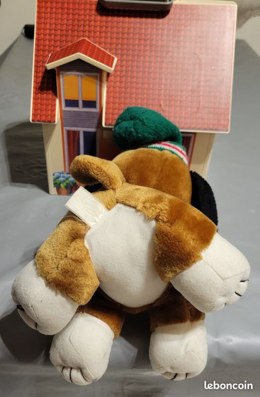 Chien peluche avec son bonnet (image 5)