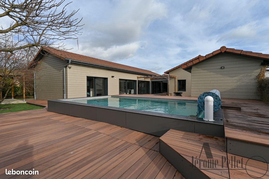 Maison 8 pièces 235 m² · à Communay · 235 m² · 600 000 €