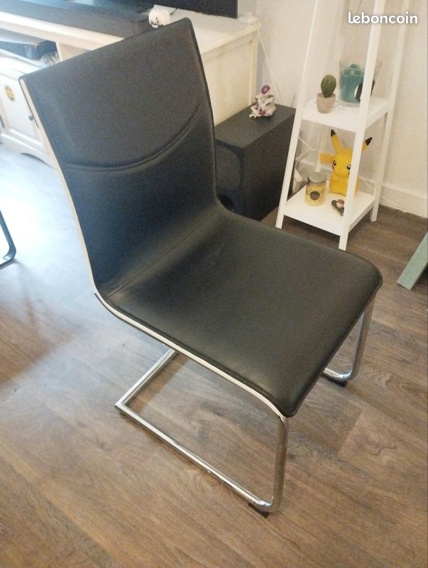 Table blanche et chaises noires et blanches (image 5)