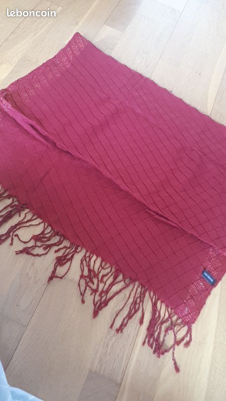 Foulard rouge neuf (image 1)