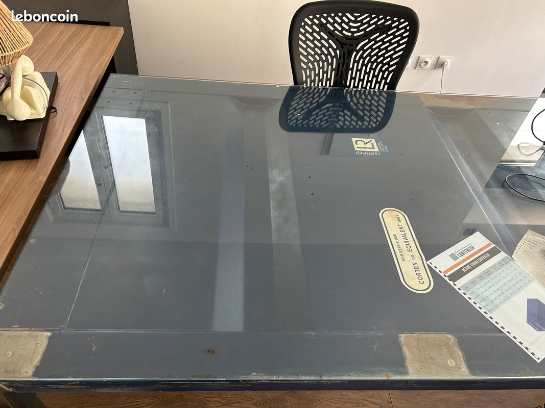 Grandes tables design uniques – en portes de conteneur/container maritime + plateau en verre (image 3)