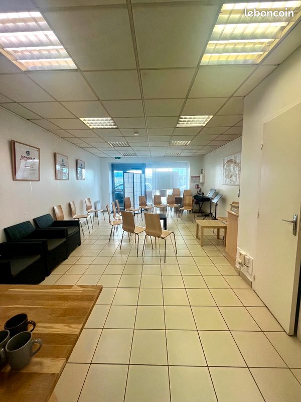 Local commercial 2 pièces 47 m² · à Auray · 47 m² · 665 €/mois