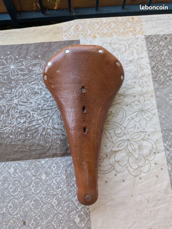 SELLE DDK ROUTE VINTAGE COLORI MARRON AVEC RIVETS RAIL ACIER 263x148mm
