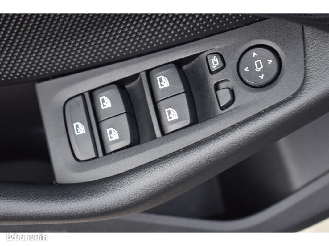 BMW SERIE 1 118d 150 ch BVA8 F40 Edition Sport (image 10)
