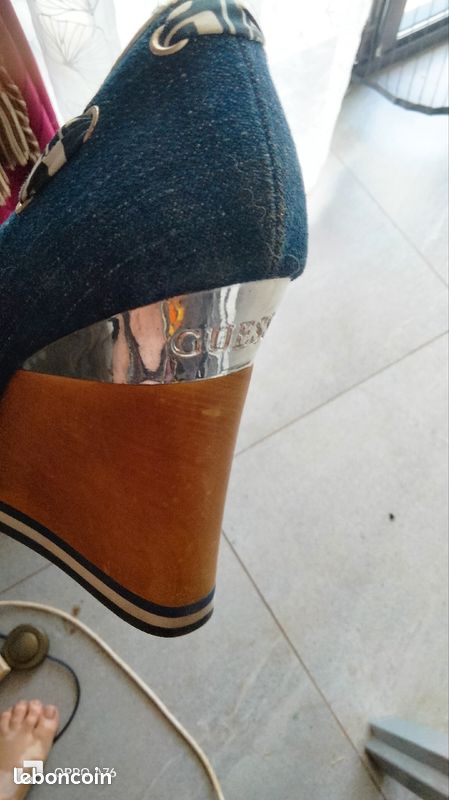 Chaussures Guess compensées couleur bleu marine (image 2)