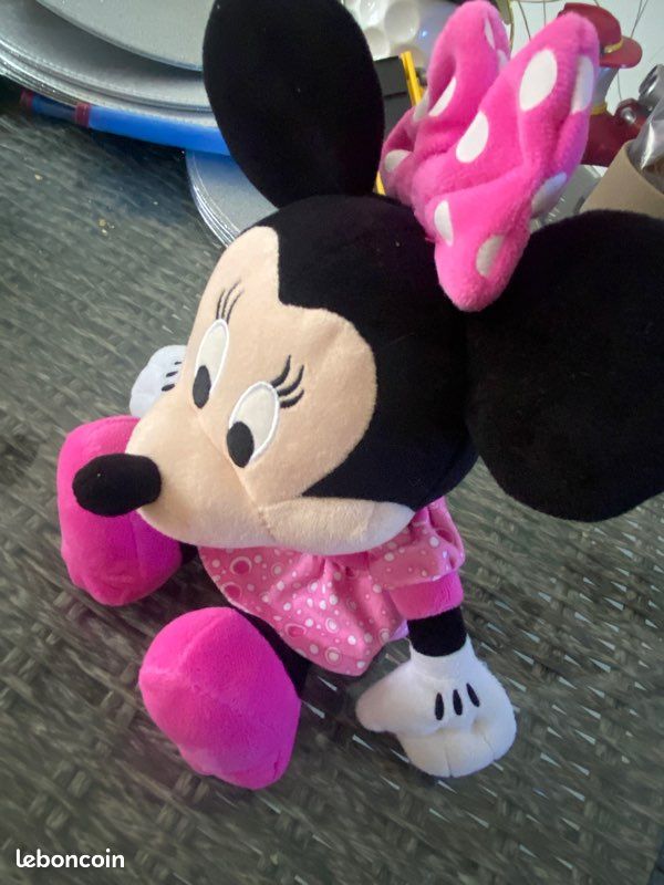 Minnie interactive RIGOLE quand on lui touche le ventre (très bon état) (image 3)