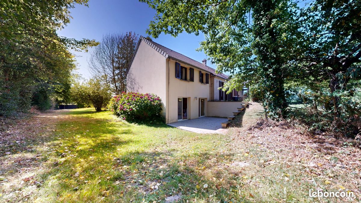 Maison 8 pièces 192 m² · à Bacilly · 192 m² · 334 500 €