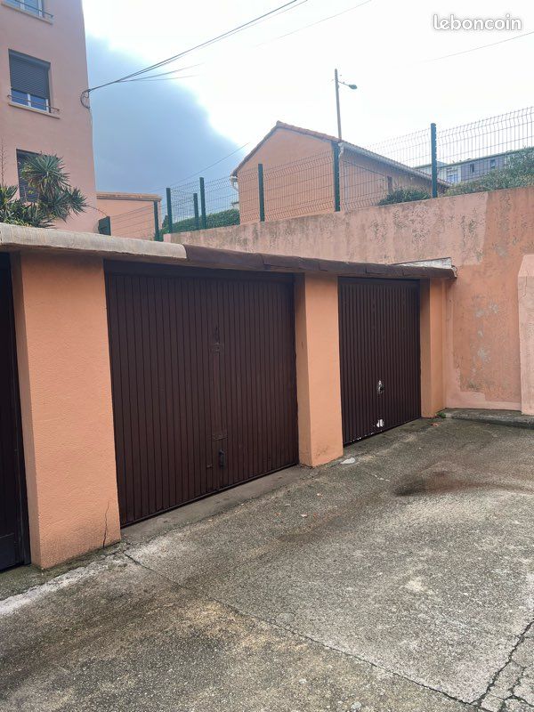 Garage / box fermé sécurisé