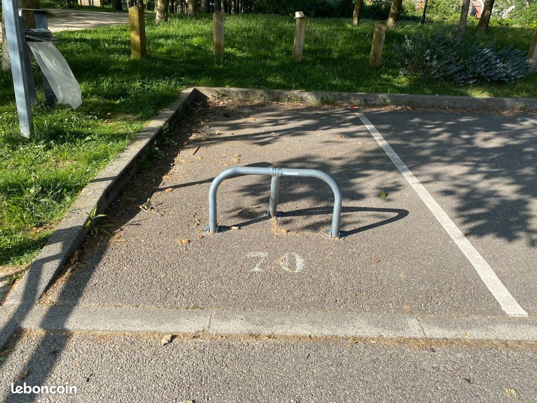 Place de parking extérieur - Voisins le Bretonneux · à Voisins-le-Bretonneux · 65 €