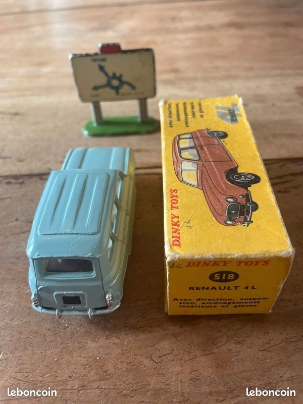 Dinky toys Spain- Renault 4 , couleur bleue - neuf en boite ref 518, Vente aux enchères : Jouets