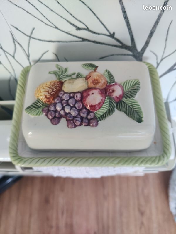 ANCIEN BEURRIER EN Faience De Gien Decor :  Oiseaux . Paysage  En