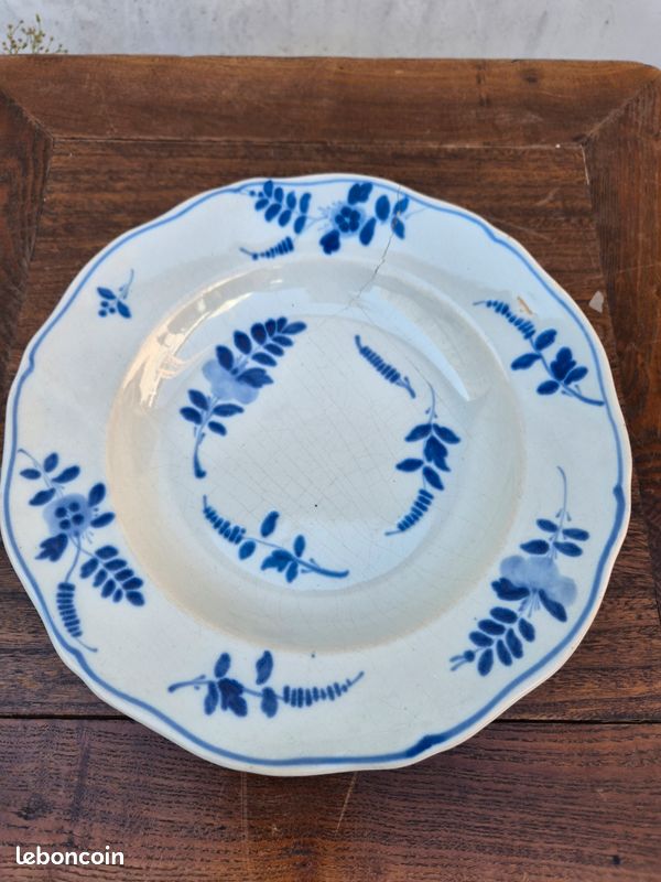 ANCIENNE ASSIETTE CREUSE FAÏENCE FRANÇAISE XVIIIe BLEU COBALT MARQUÉE 25 CM (image 1)