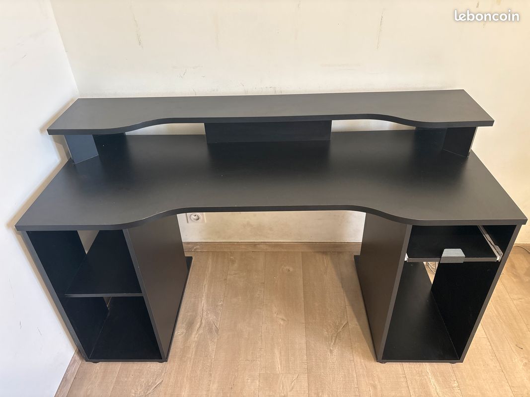 Bureau gaming (image 1)