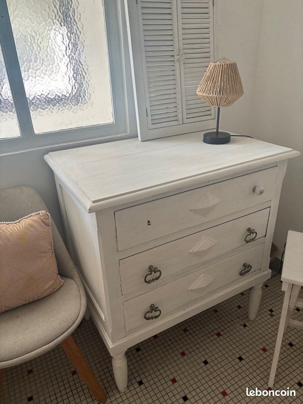Commode (image 1)