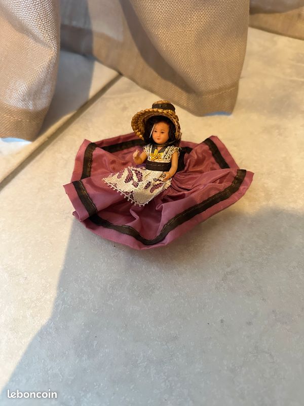 Petite poupée décorative ancienne en robe mauve (image 1)