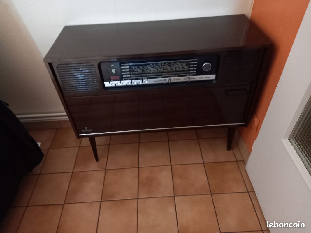 Meuble radio/tourne disque (image 1)
