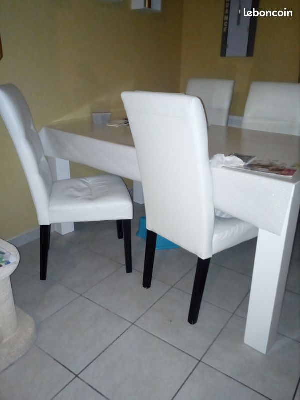 4 chaises blanches (image 1)