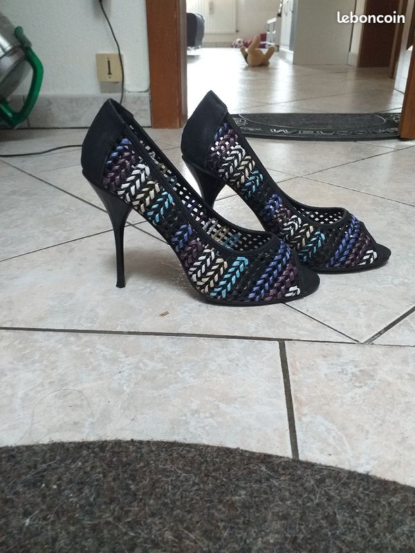 Vend la moitié de ma garde-robe à prix mini et une affaire de 50 escarpins a bas prix cause déménage (image 10)