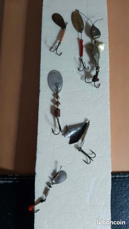 Lot de leurres de pêche anciens: 3 cuillers le tourbillon, 6 poissons