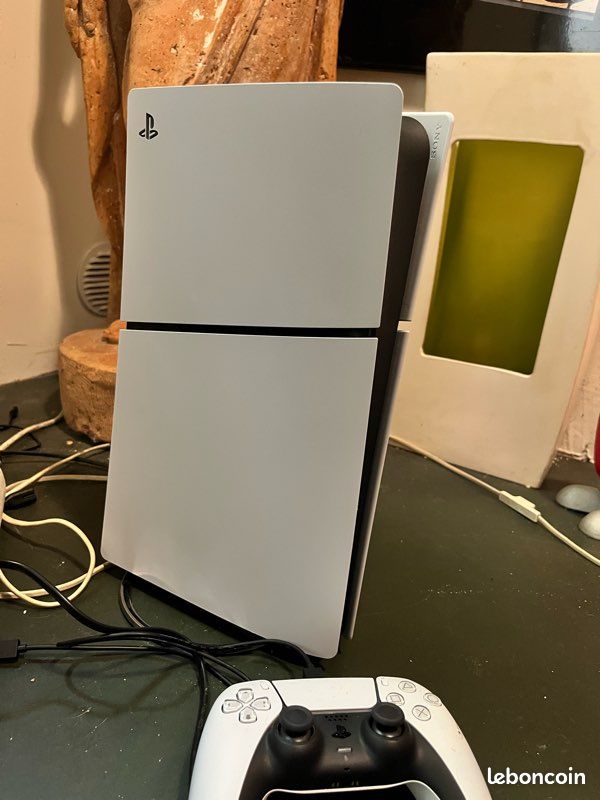 Vente PlayStation 5 avec son socle de maintien, avec une manette (image 1)