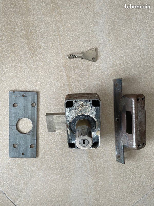 Verrou renforcé clef à poinçons (image 1)