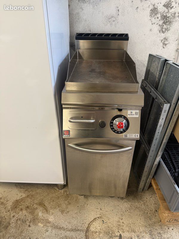 Plancha professionnelle gaz OFFCAR 70FTG40L sur meuble inox (image 1)