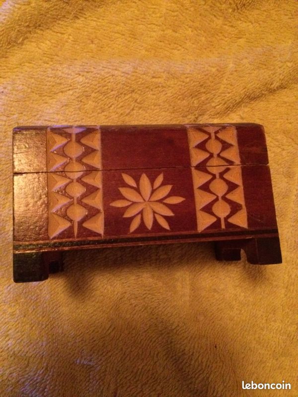 Petite boite en bois sculpté écrin pour bijoux (image 2)