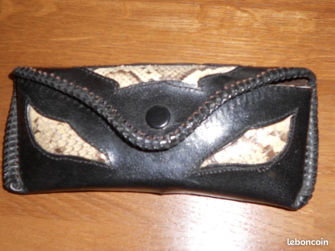 Etui noir à lunettes (image 1)