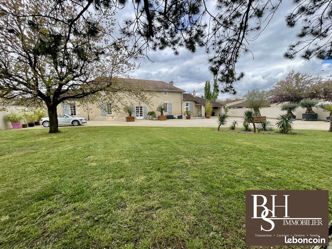 Maison 7 pièces 246 m² · à Saint-Martin-la-Pallu · 246 m² · 458 000 €