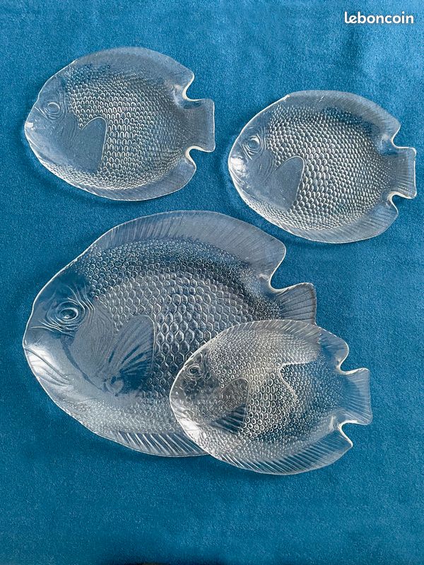 Plateau/plat rond en verre pressé en forme de poisson - France