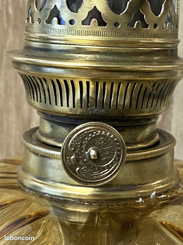 ANCIENNE LAMPE À pétrole en céramique avec pied en laiton de 55 cm de