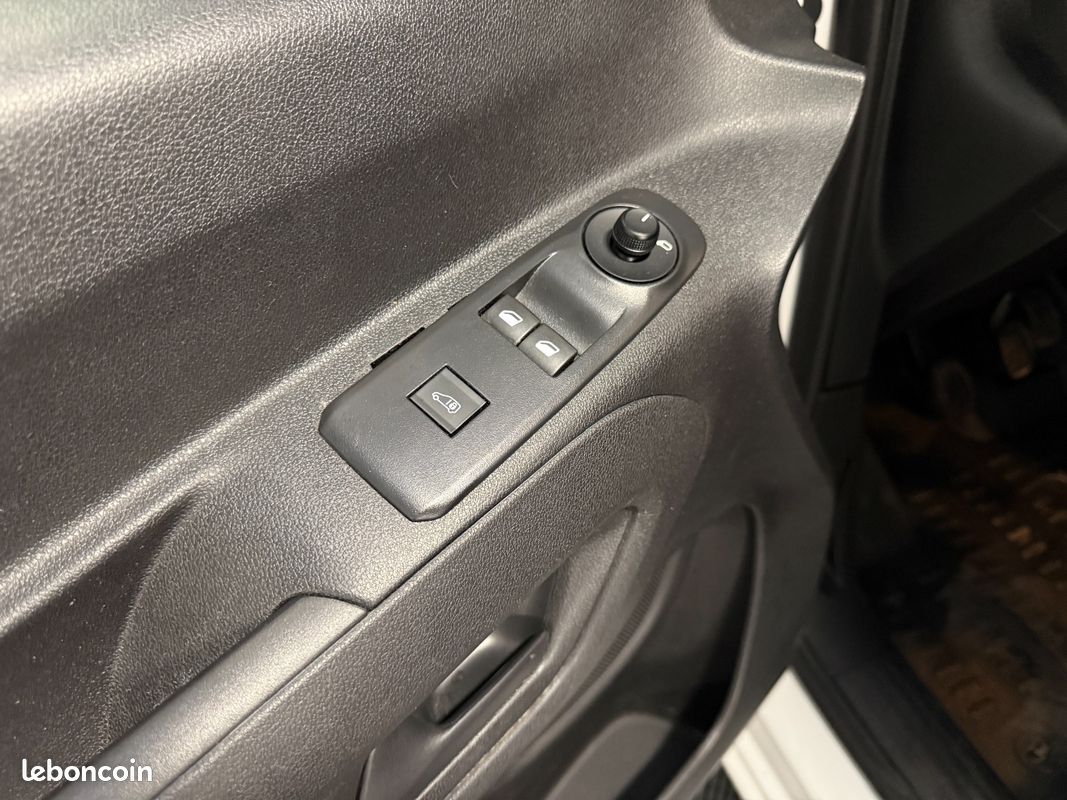 CITROEN BERLINGO Taille XL BlueHDi 130 SS BVM6 Feel (image 30)