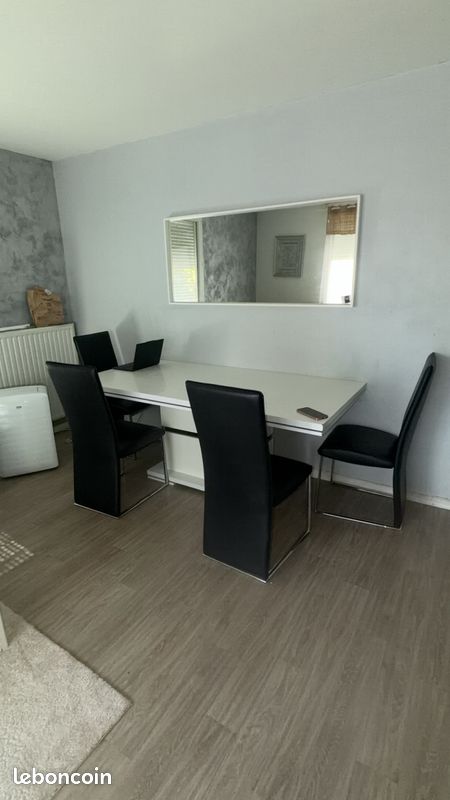 Vend banquettes + table basse + table salle à manger + 4 chaise au prix de 400 euros à débattre (image 2)