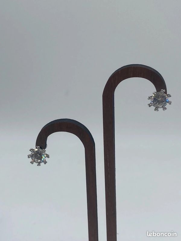 Boucles d’oreilles clous style solitaire – zircon brillant & métal argenté (image 4)