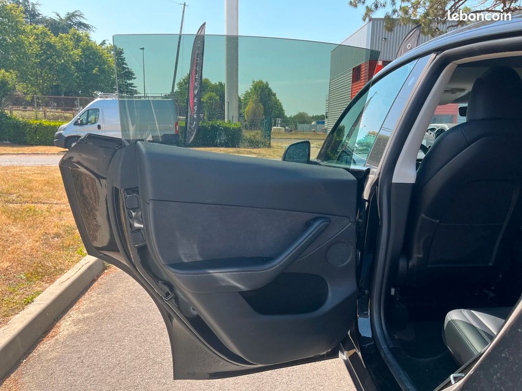 TESLA MODEL Y Standard RWD (image 17)