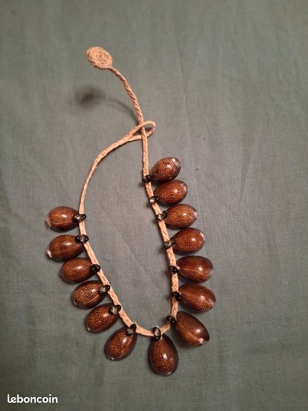 Collier de l ile de Paques en coquillages (image 1)