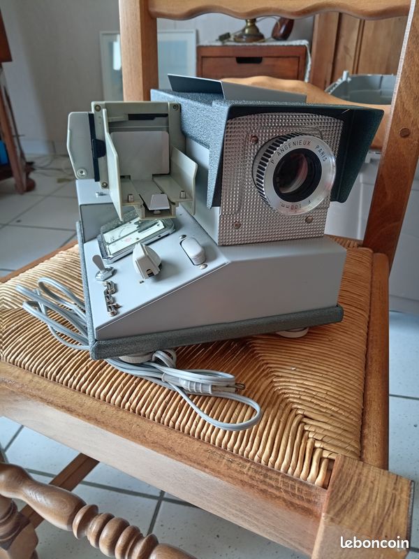 Projecteur De Diapositives De Vintage Chargé Avec Le Film Plan Rapproché Image90529938
