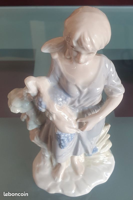 Ancienne Statuette en Porcelaine Émaillée d'une Femme Vendangeuse, Vigne, 19cm, Vintage (image 5)