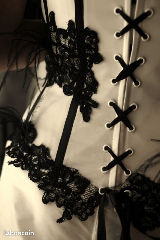 Robe mariée noir et blanc dentelle plumes T36-38 (image 7)