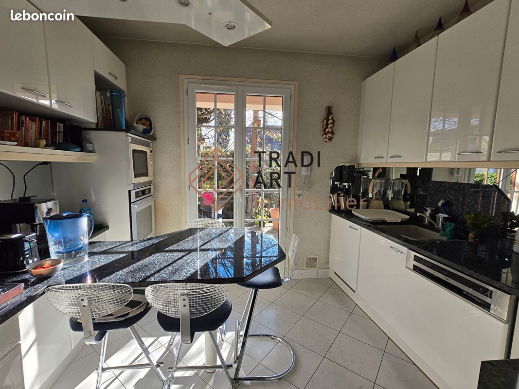 Maison 8 pièces 195 m² · à Sainte-Geneviève-des-Bois · 195 m² · 650 000 €