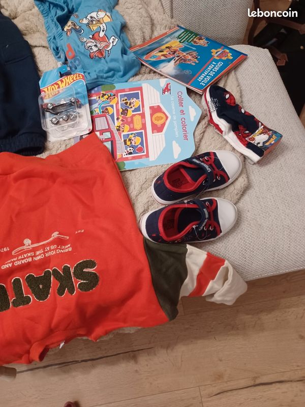 A vendre ensemble 6vn ans neuf avec jean basket neuf spiderman 28 et jouet neuf (image 3)