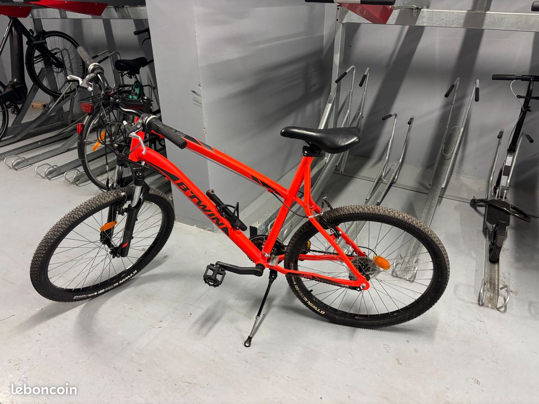 Vends vélo pratiquement neuf. Servi 1 seule fois. Il est en excellent état (image 1)