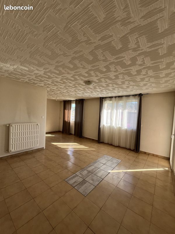 Appartement 5 pièces 87 m² · à Saint-Paul-Trois-Châteaux · 87 m² · 100 000 €